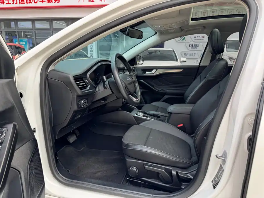 2020 Ford Focus Sedan EcoBoost 180 Auto Fengchao — 8