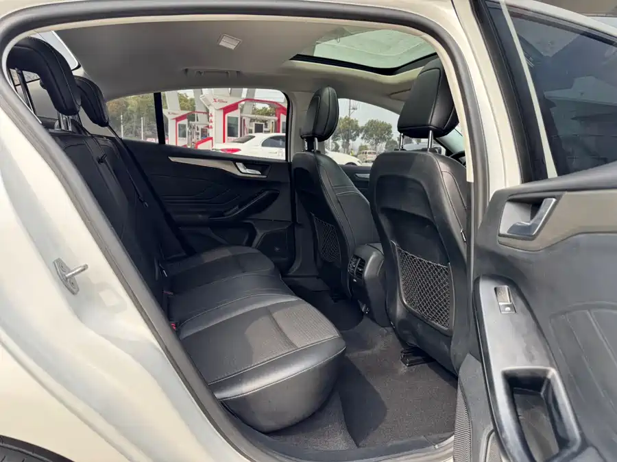 2020 Ford Focus Sedan EcoBoost 180 Auto Fengchao — 9