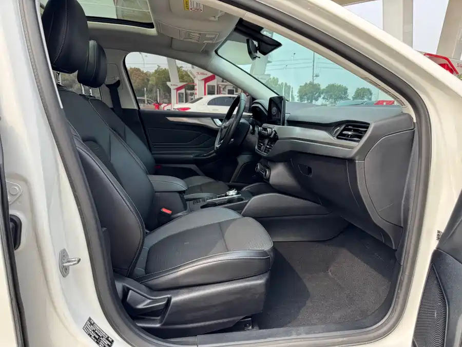 2020 Ford Focus Sedan EcoBoost 180 Auto Fengchao — 10