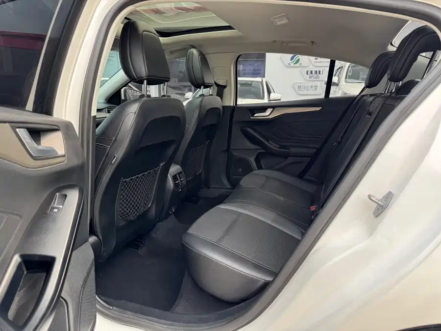 2020 Ford Focus Sedan EcoBoost 180 Auto Fengchao — 11