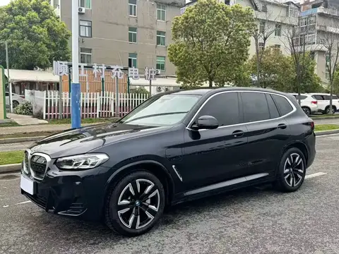 2022 BMW iX3 Leading