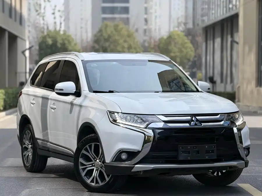 2018 Mitsubishi Outlander 2.0L 2WD 5-Seat — 3