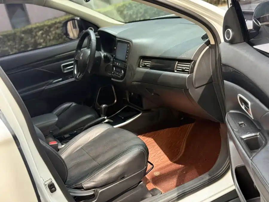 2018 Mitsubishi Outlander 2.0L 2WD 5-Seat — 4