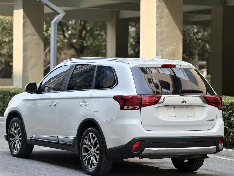 2018 Mitsubishi Outlander 2.0L 2WD 5-Seat — 8