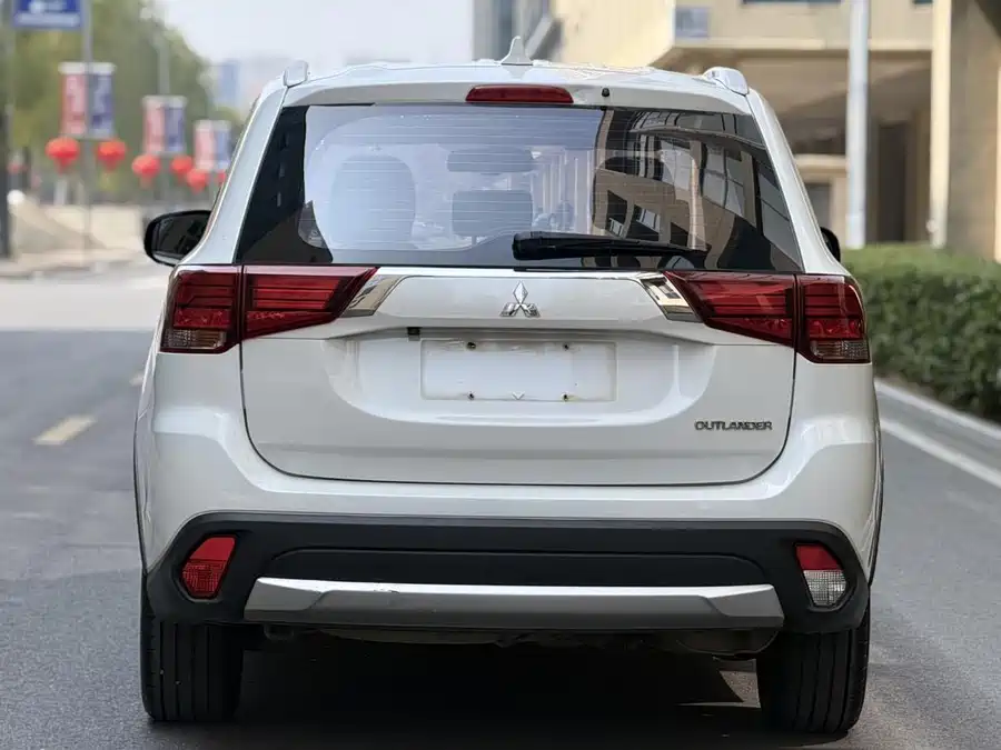 2018 Mitsubishi Outlander 2.0L 2WD 5-Seat — 9