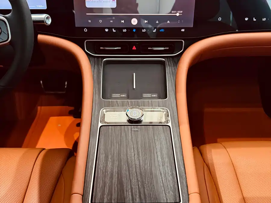 2025 AITO M9 EREV Ultra 52kWh 6-Seat — 9