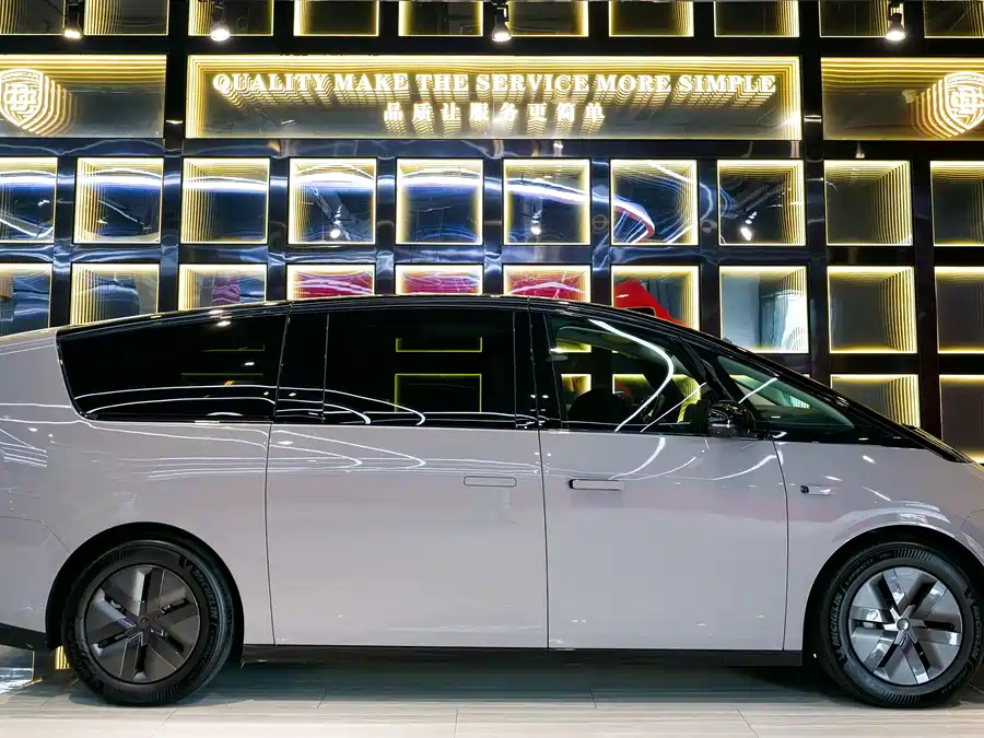 2024 Li Auto MEGA Ultra — 7