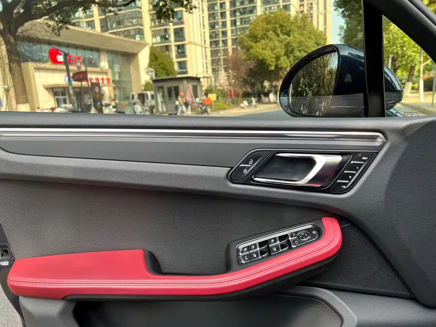 2022 Porsche Macan 2.0T — 14