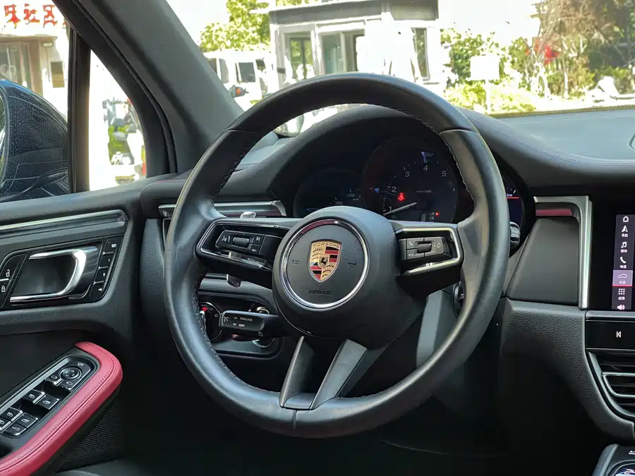 2022 Porsche Macan 2.0T — 18