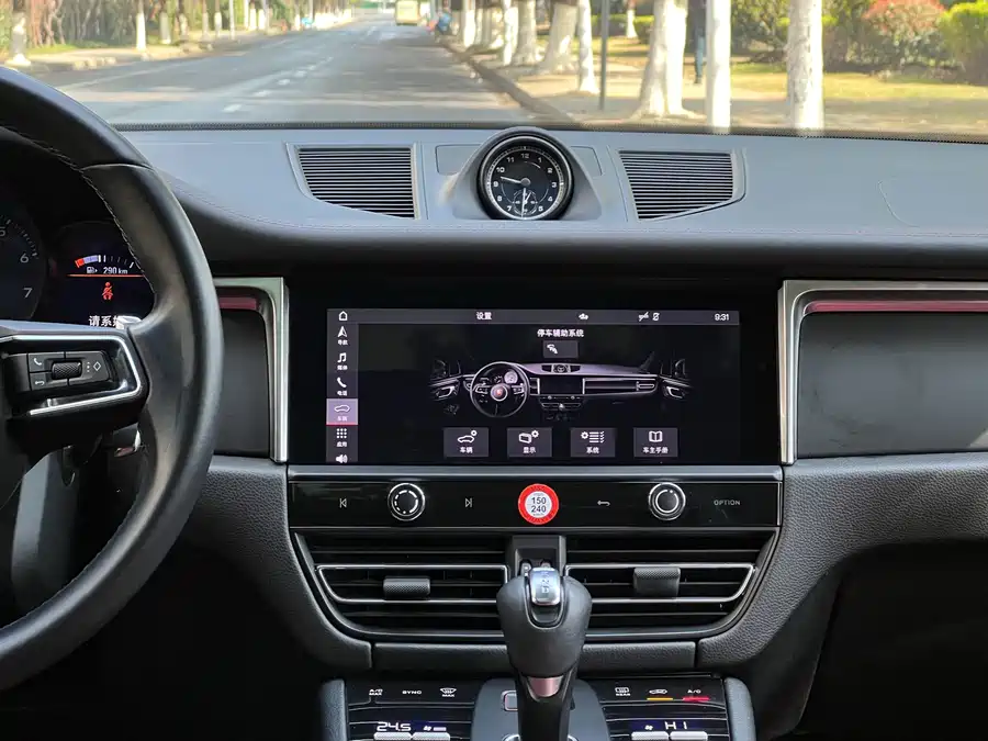 2022 Porsche Macan 2.0T — 19