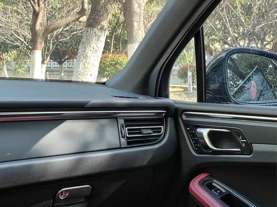 2022 Porsche Macan 2.0T — 21