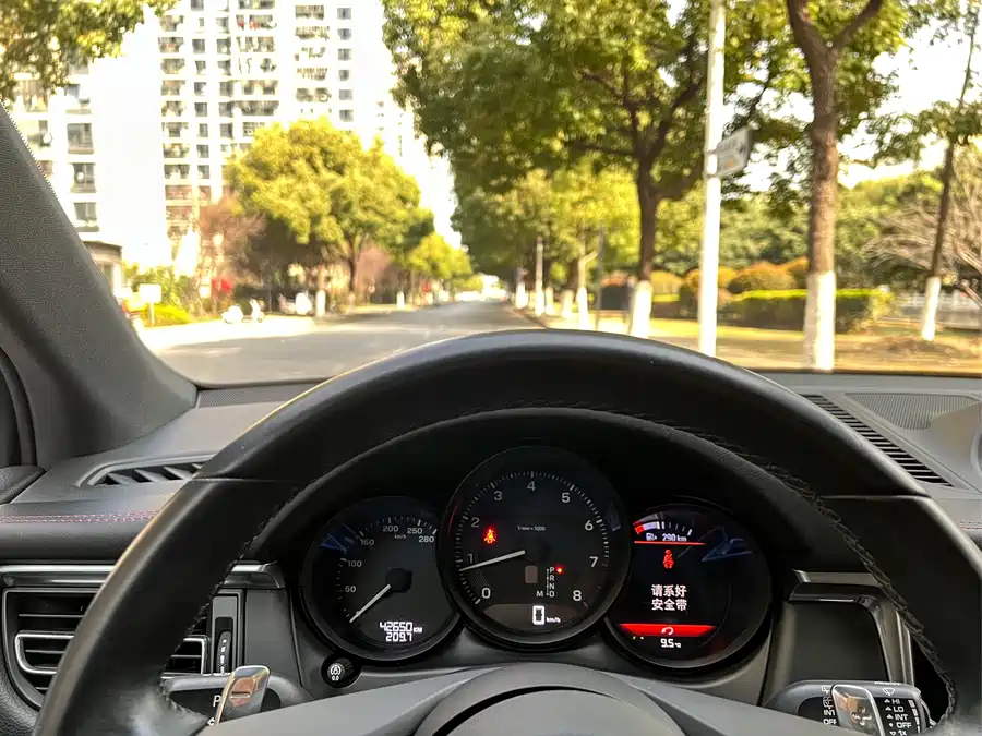 2022 Porsche Macan 2.0T — 23