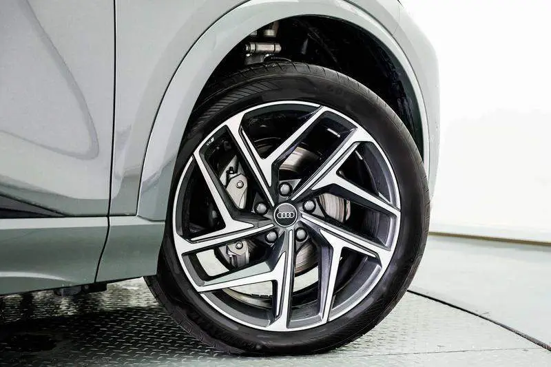 Audi Q6L e-tron 2026 First Edition Navigator — 8