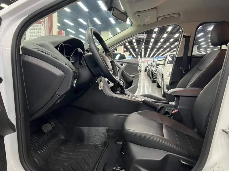 Fox 2015 Hatchback 1.6L Automatic Comfort — 11