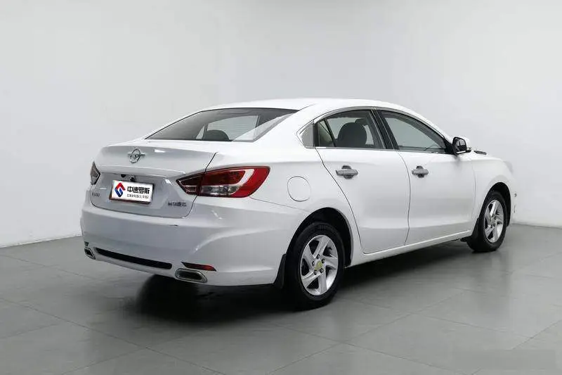 Familia 2015 1.6L Manual Fashion Edition — 4