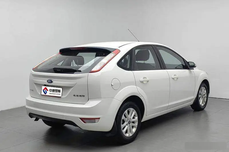 Fox 2013 Hatchback Classic 1.8L Manual Basic Model — 4