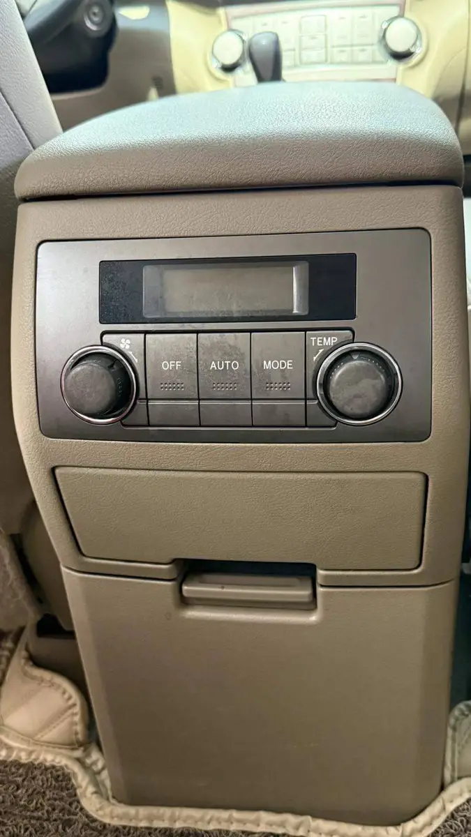 Highlander 2011 2.7L 2WD 7-seat luxury version — 16