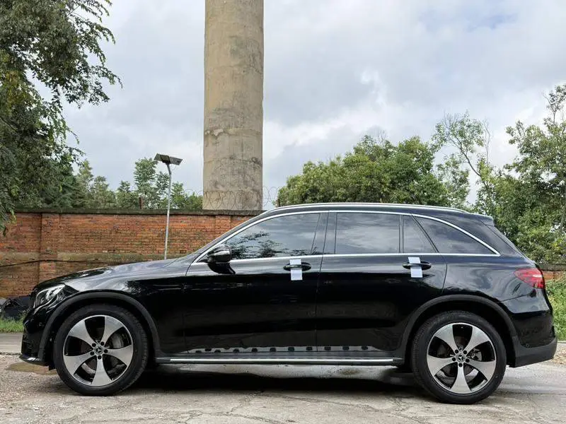 Mercedes-Benz GLC 2018 GLC 300 4MATIC Dynamic — 4