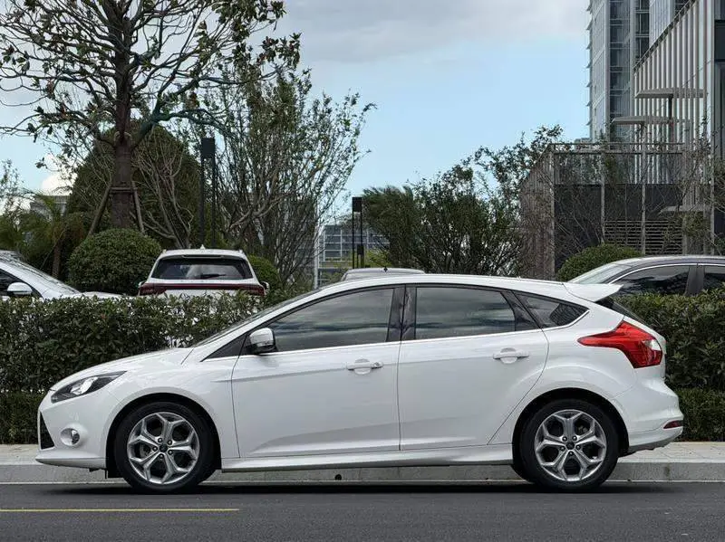 Fox 2012 Hatchback 2.0L Automatic Luxury Sports — 3