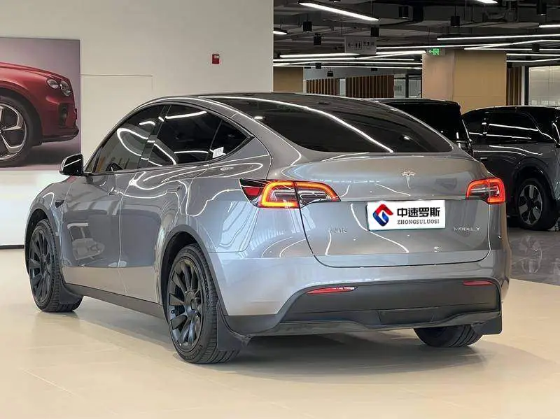 Model Y 2024 long-range all-wheel drive version — 4