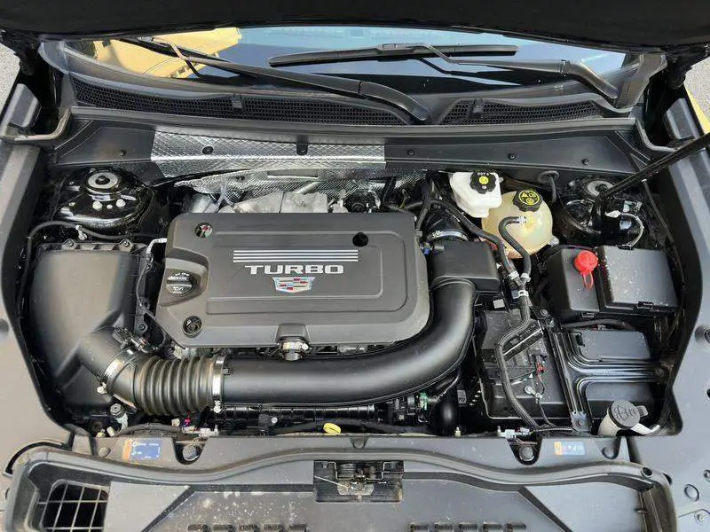 Cadillac XT4 2024 28T 2WD Luxury Model — 8