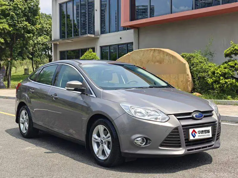 Fox 2012 Hatchback 1.6L Automatic Fashion Edition — 3