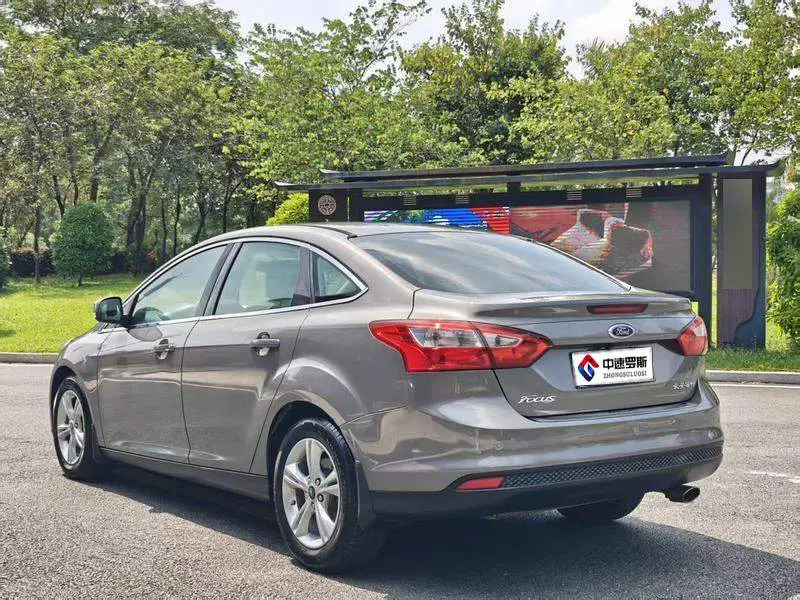 Fox 2012 Hatchback 1.6L Automatic Fashion Edition — 4