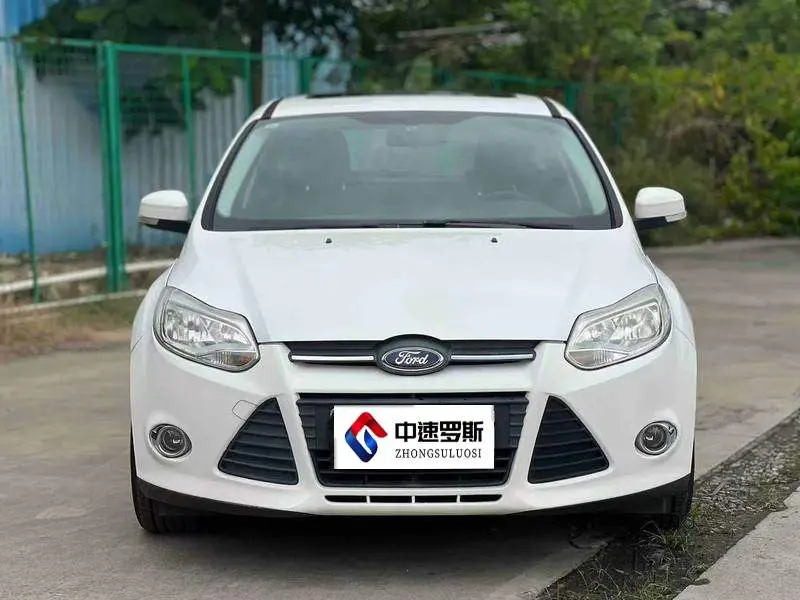 Fox 2012 Hatchback 1.6L Automatic Fashion Edition — 2