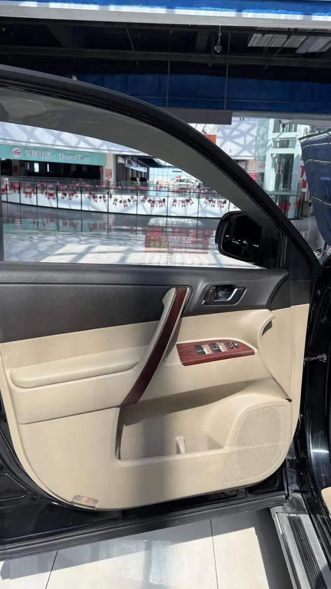 Highlander 2011 2.7L 2WD 7-seat luxury version — 11