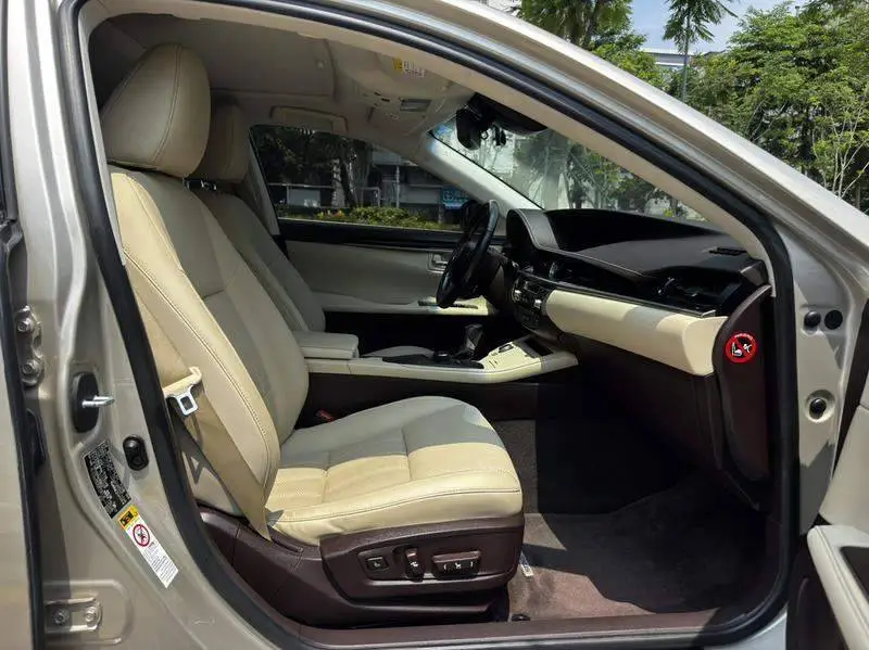 Lexus ES 2015 300h Comfort Edition — 10