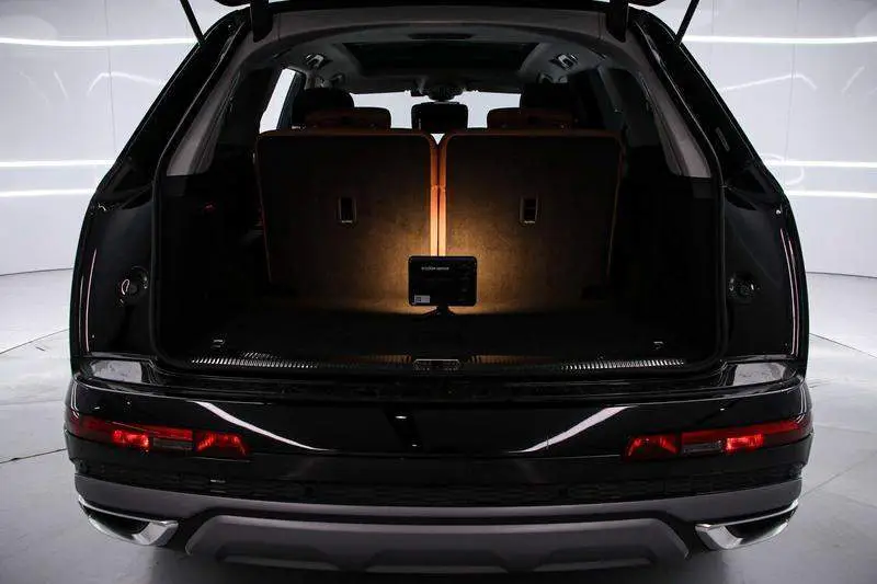 Audi Q7 2023 45 TFSI quattro S line sports model — 18