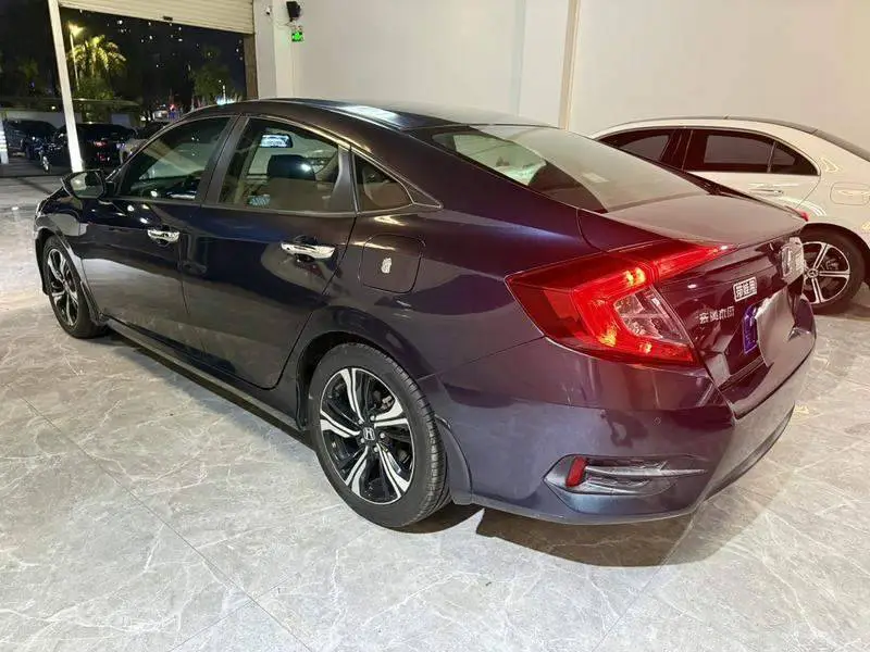 Civic 2016 220TURBO CVT Premium Edition — 4