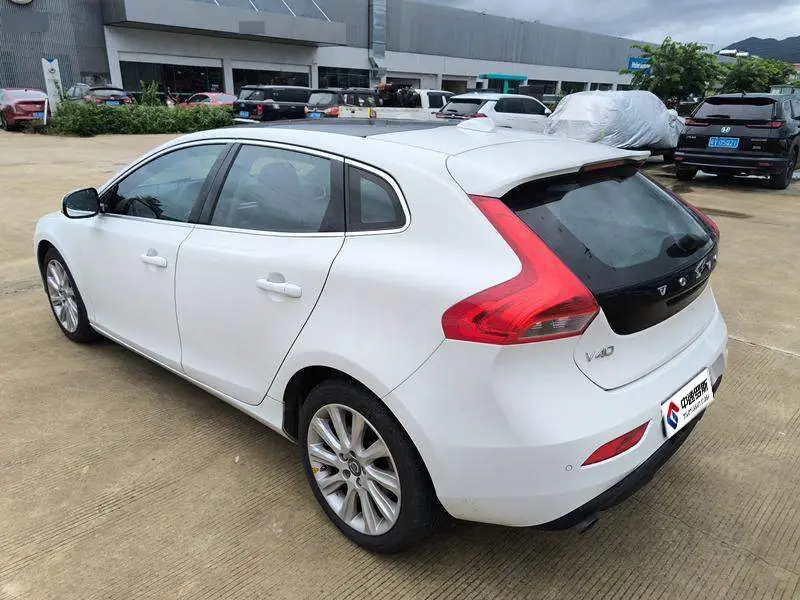Volvo V40 2013 2.0T Smart Edition — 4