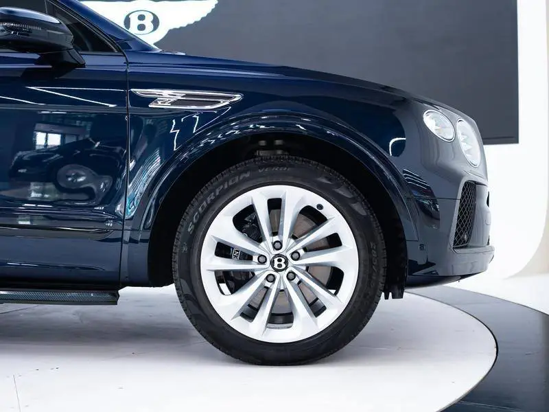 Bentayga 2023 4.0T V8 Long Wheelbase Yadu Edition — 12