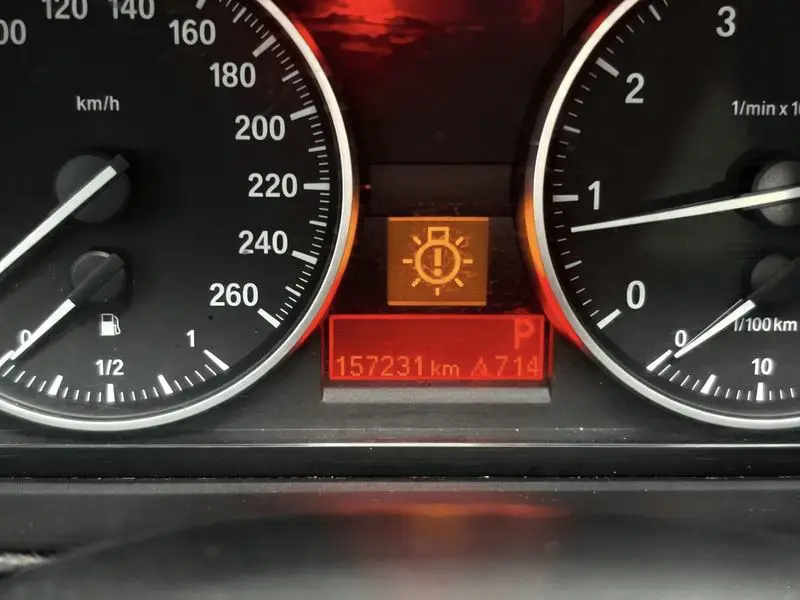 BMW 3 Series 2011 318i Leading Model — 11