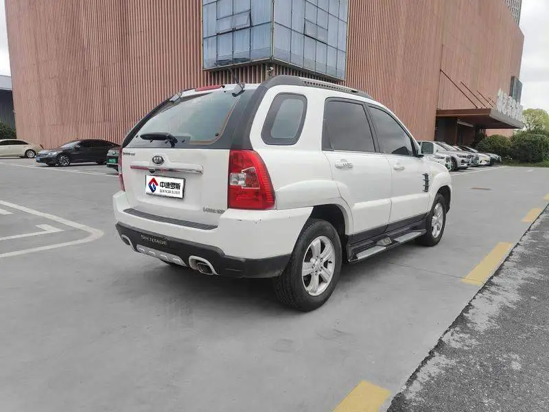 Lion 2011 2.0L Automatic 2WD GL — 5