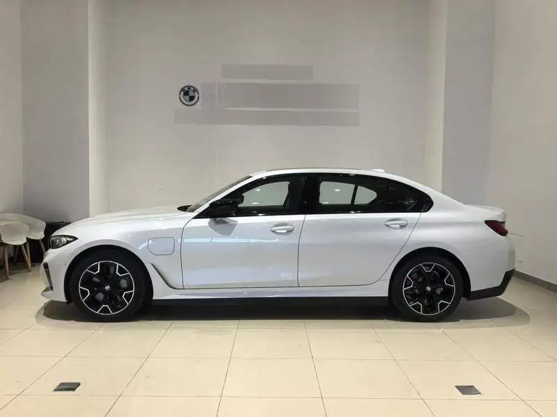 BMW i3 2025 eDrive 40 L Night Edition — 3