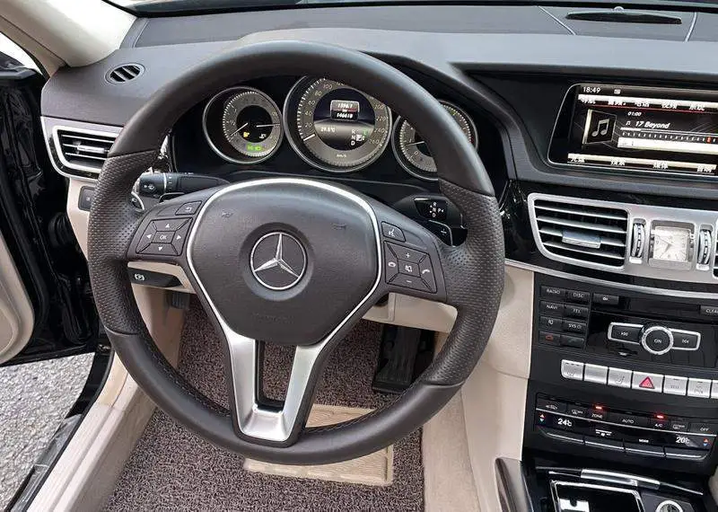 Mercedes-Benz E-Class 2015 E 260 L Sports Fashion Edition — 16