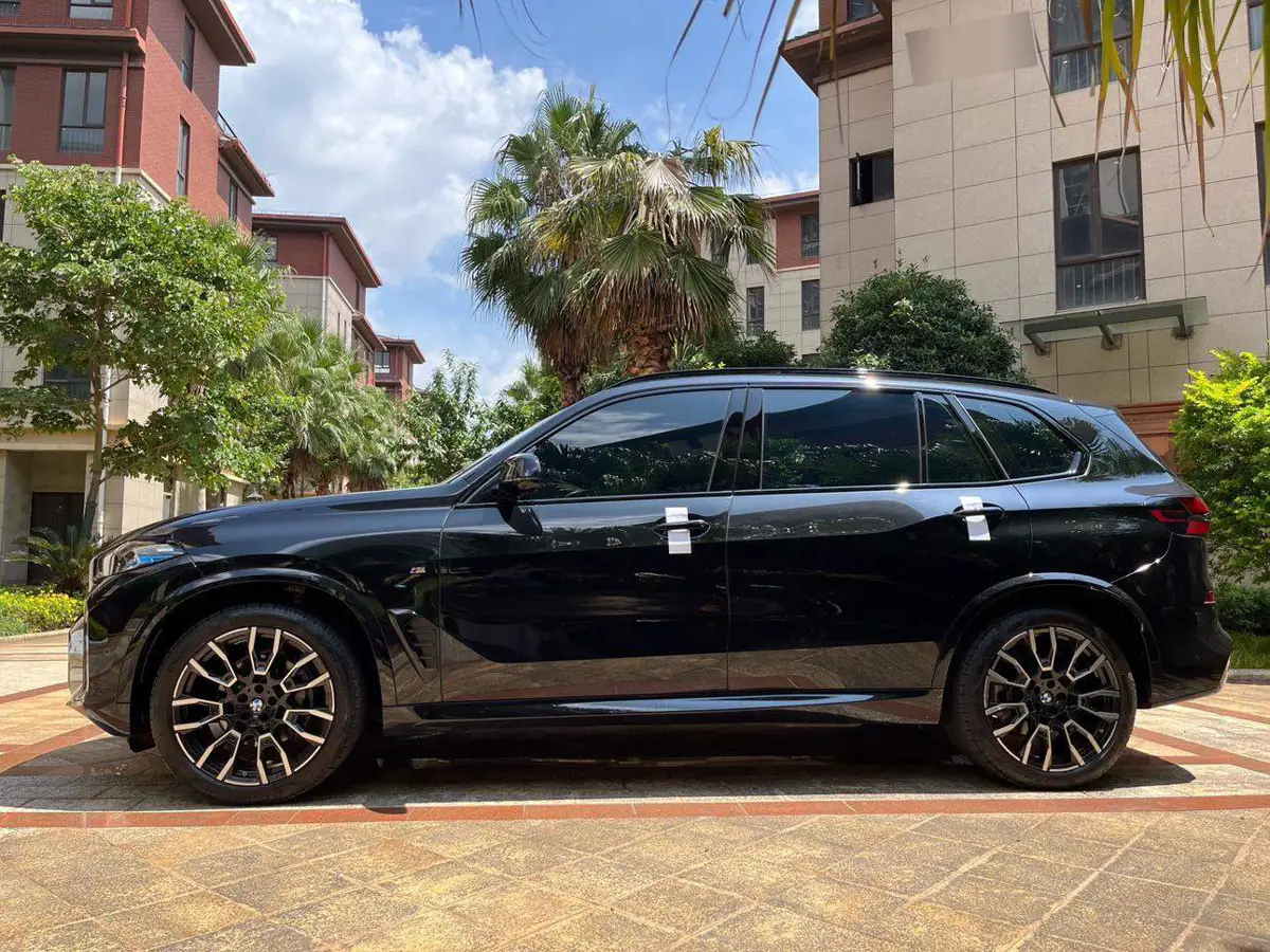 BMW X5 2025 xDrive 40Li M Sport Night Package — 7