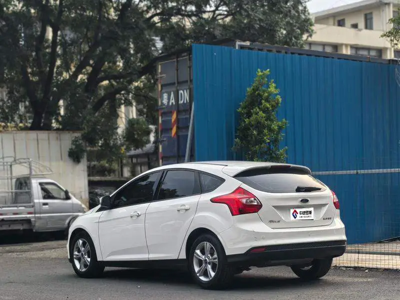Fox 2012 Hatchback 1.6L Manual Fashion Edition — 4