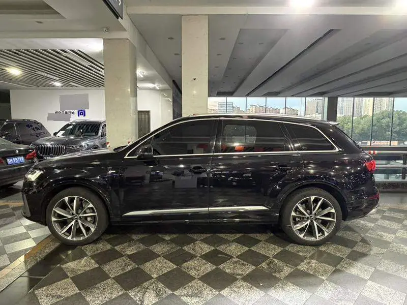 Audi Q7 2021 55 TFSI quattro S line sports model — 3