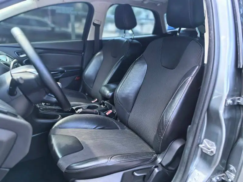Fox 2012 Hatchback 1.6L Manual Fashion Edition — 11