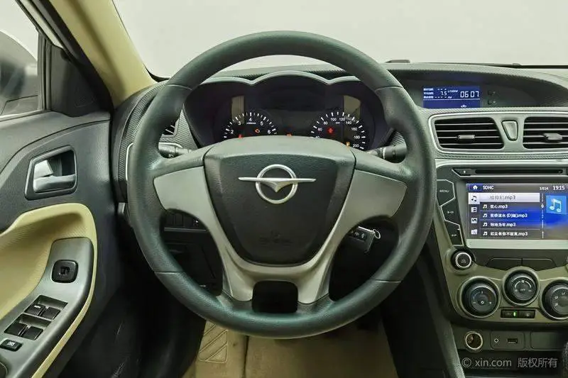 Familia 2015 1.6L Manual Fashion Edition — 13