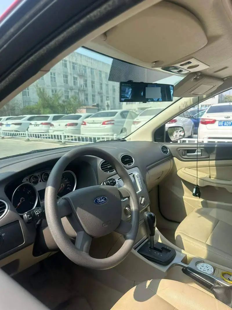 Fox 2011 Hatchback 1.8L Automatic Fashion Model — 7