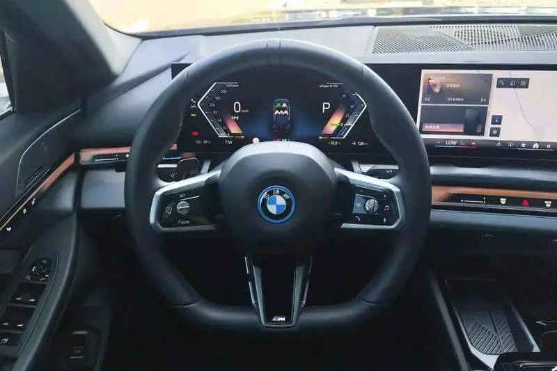 BMW i5 2025 eDrive 35L M Sport Package — 11
