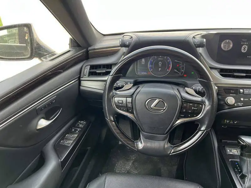 Lexus ES 2021 200 Deluxe Edition — 13