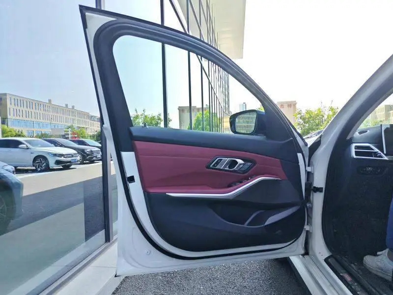 BMW i3 2025 eDrive 40 L Night Edition — 18