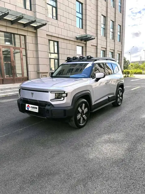 Dark blue G318 2024 4WD air suspension version