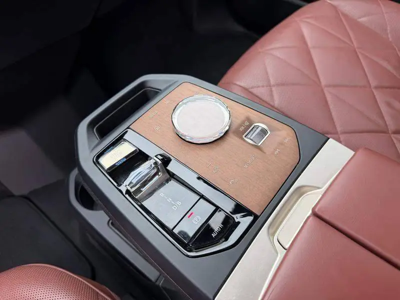 BMW iX 2023 xDrive50 — 8