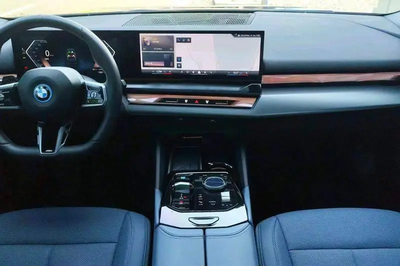BMW i5 2025 eDrive 35L M Sport Package — 8
